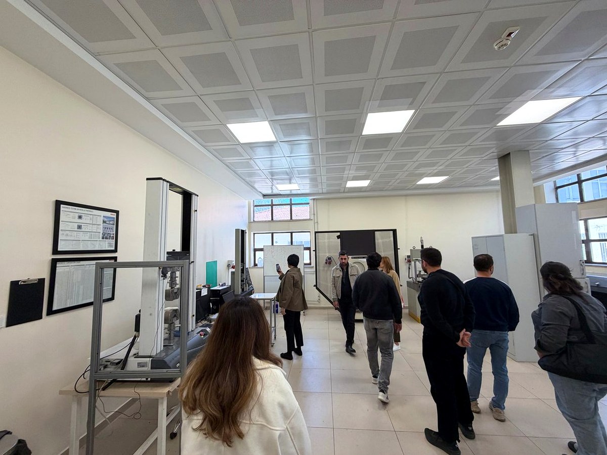 Teknik tesisi gezen katılımcıların arkadan görünümü
